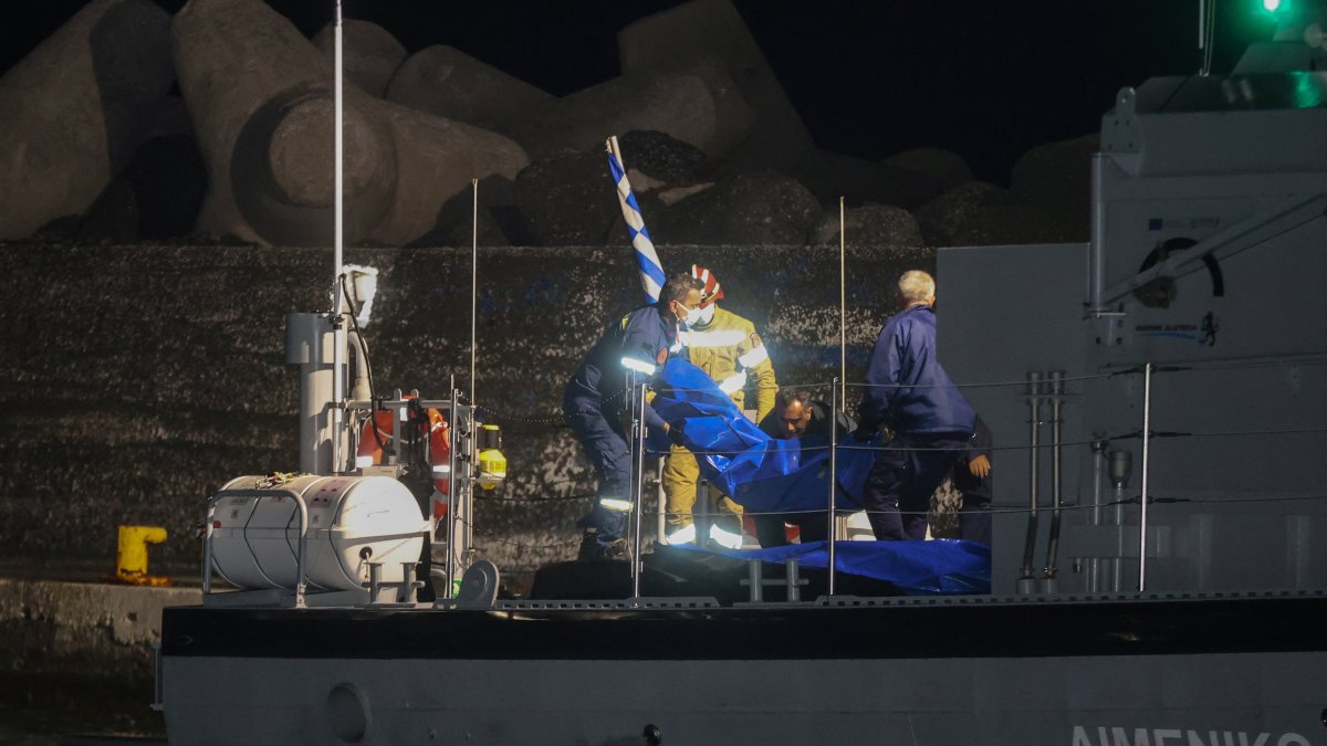 Coast guards carry bags with the bodies of  drowned migrants, following a shipwreck off the tiny southern Greek island of Chrysi, in the port of Ierapetra, Crete island, Greece, Dec. 6, 2025. (Reuters Photo)