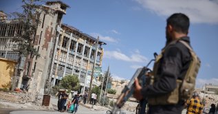 Syrian security forces stand guard following clashes with YPG terrorists, Aleppo, Syria, Oct. 7, 2025. (AP Photo)