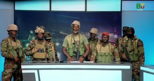 This videograb taken from handout footage released by Benin TV shows soldiers from the &quot;Military Committee for Refoundation&quot; (CMR), appearing on state television after a reported attempted coup in the West African nation, in in Cotonou, Benin, Dec. 7, 2025. (AFP Photo)