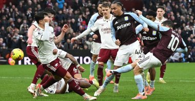 Aston Villa&#039;s Emiliano Buendia (R) scores the team&#039;s second goal during a English Premier League match against Arsenal, in Birmingham, U.K., Dec. 6, 2025. (AFP Photo)