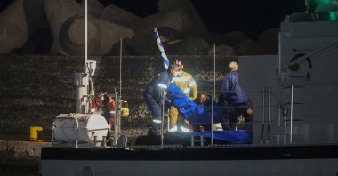 Coast guards carry bags with the bodies of  drowned migrants, following a shipwreck off the tiny southern Greek island of Chrysi, in the port of Ierapetra, Crete island, Greece, Dec. 6, 2025. (Reuters Photo)