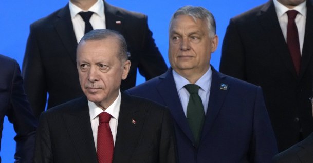 President Recep Tayyip Erdoğan and Hungarian Prime Minister Viktor Orban (R) pose with NATO leaders at a NATO summit, Washington, U.S., Jul. 10, 2024. (AP Photo)