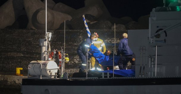 Coast guards carry bags with the bodies of  drowned migrants, following a shipwreck off the tiny southern Greek island of Chrysi, in the port of Ierapetra, Crete island, Greece, Dec. 6, 2025. (Reuters Photo)