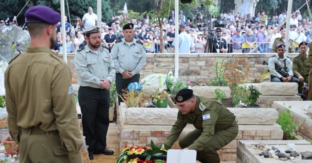 IDF chief of staff Eyal Zamir lays a wreath on the grave during the funeral of late Israeli hostage soldier Hadar Goldin in the military cemetery of Kfar Saba, Israel, Nov. 11, 2025. (EPA Photo)