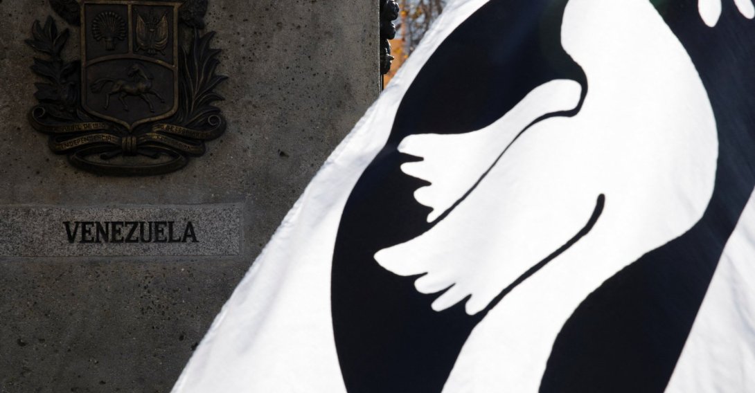 A demonstrator holds a flag showing a peace dove next to Venezuela’s national coats of arms during a demonstration to protest against U.S. military action against Venezuela, San Francisco, California, U.S., Dec. 6, 2025. (Reuters Photo)