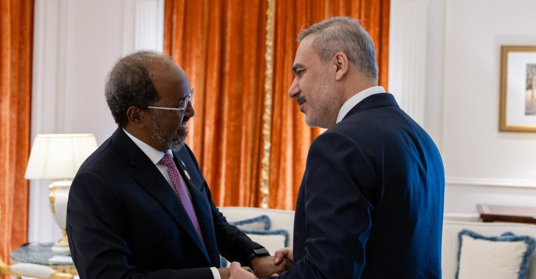 Foreign Minister Hakan Fidan (R) shakes hands with Somalian President Hassan Sheikh Mohamud during their meeting, Doha, Qatar, Dec. 7, 2025. (AA Photo)