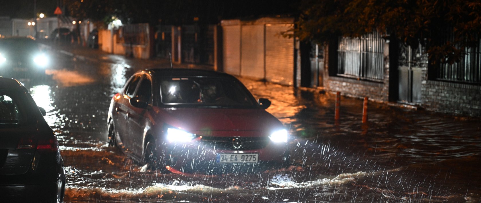 A car stranded in rising floodwater after heavy early-morning rainfall, Istanbul, Türkiye, Nov. 7, 2025. (AA Photo)