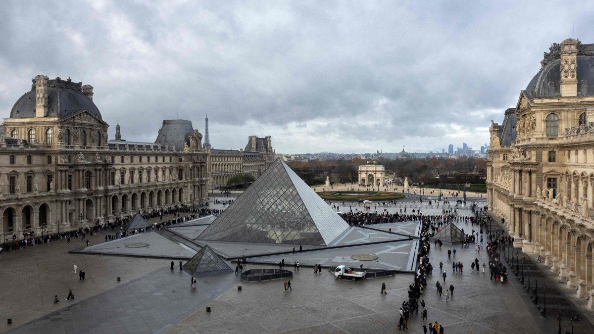 Visitors queue by the pyramid designed by Chinese-U.S. architect Ieoh Ming Pei, Louvre Museum, Paris, France, Nov. 19, 2025. (AFP Photo)