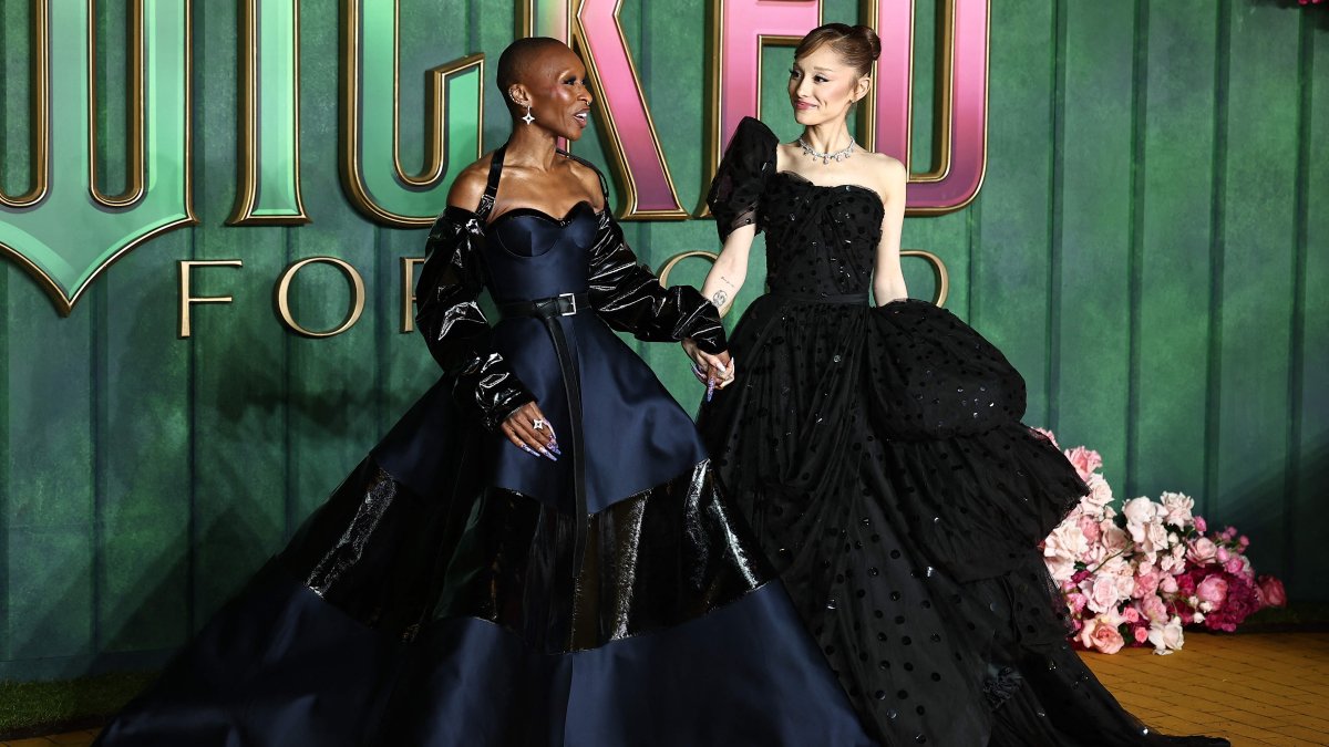 British actor Cynthia Erivo (L) and U.S. actor Ariana Grande pose on the red carpet upon arrival for the European premiere of the film &quot;Wicked: For Good,&quot; London, U.K., Nov. 10, 2025. (AFP File Photo)