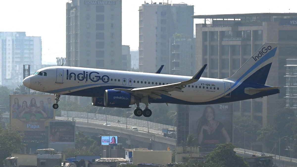 An IndiGo Airways aircraft prepares to land at an airport in Mumbai, India, Dec. 8, 2025. (AFP Photo)