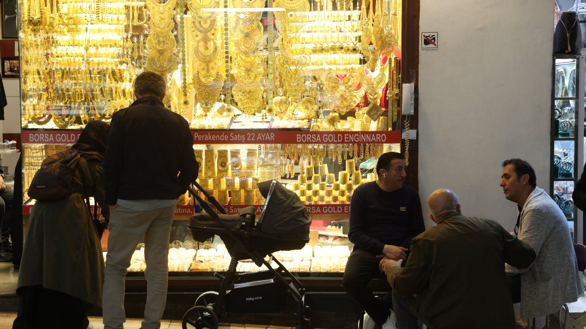 People look at gold jewellery as they stand outside a shop at the Grand Bazaar in Istanbul, Türkiye, Oct. 17, 2025. (Reuters Photo)