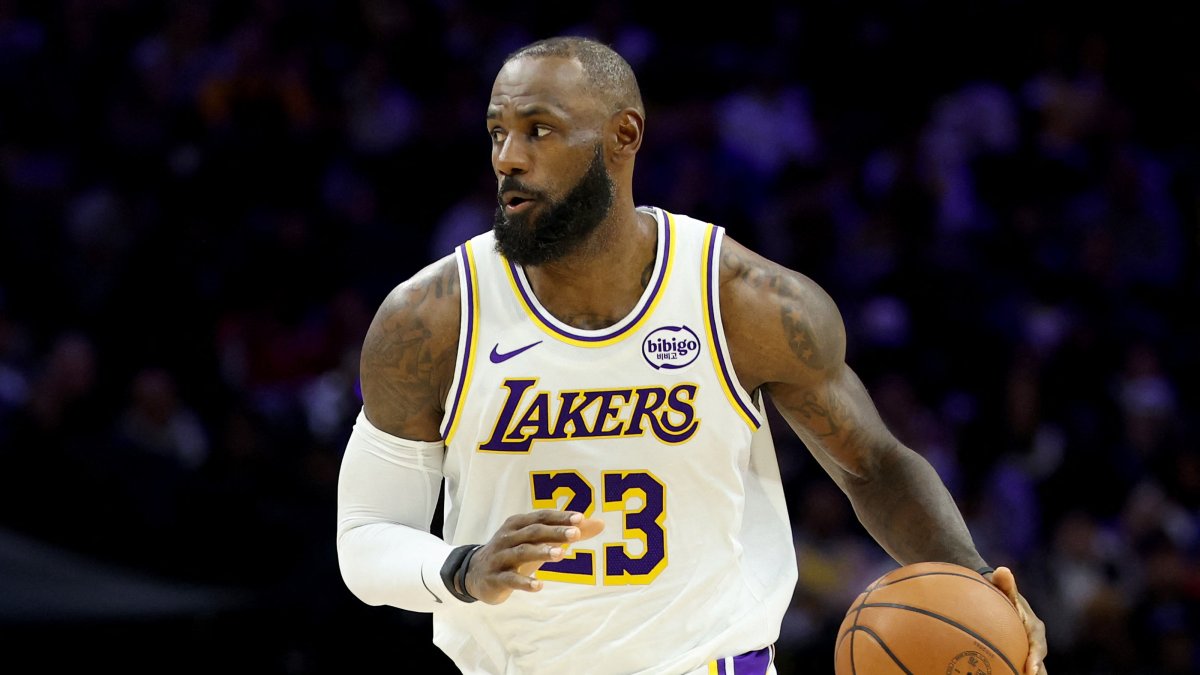James turns back clock as Lakers edge 6ers in Philly thriller