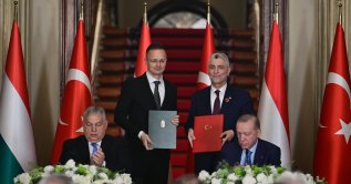 Cumhurbaşkanı Recep Tayyip Erdoğan&#039;ın Macaristan Başbakanı Viktor Orban&#039;ı kabulünün ardından iki ülke arasında farklı alanlarda 16 işbirliği anlaşması imzalandı.
Türkiye’s Trade Minister Ömer Bolat and Hungary’s Foreign Minister Peter Szijjarto sign a joint declaration to enhance bilateral commercial relations, as President Recep Tayyip Erdoğan and Prime Minister Viktor Orban look on during a ceremony where the two countries inked 16 cooperation agreements across various fields, Monday, Dec. 8, 2025. (AA Photo)