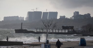 People walk along a beach on the Black Sea port of Odesa, Ukraine, Nov. 26, 2025. (Reuters Photo)