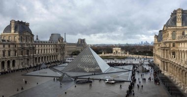 Visitors queue by the pyramid designed by Chinese-U.S. architect Ieoh Ming Pei, Louvre Museum, Paris, France, Nov. 19, 2025. (AFP Photo)