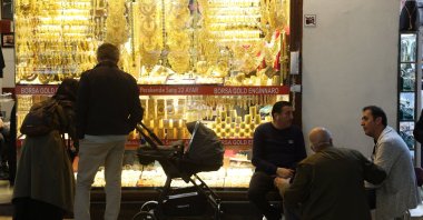 People look at gold jewellery as they stand outside a shop at the Grand Bazaar in Istanbul, Türkiye, Oct. 17, 2025. (Reuters Photo)