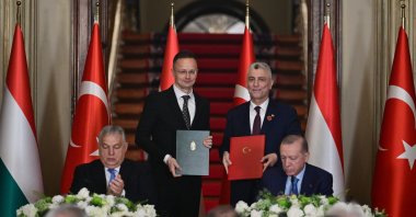 Cumhurbaşkanı Recep Tayyip Erdoğan&#039;ın Macaristan Başbakanı Viktor Orban&#039;ı kabulünün ardından iki ülke arasında farklı alanlarda 16 işbirliği anlaşması imzalandı.
Türkiye’s Trade Minister Ömer Bolat and Hungary’s Foreign Minister Peter Szijjarto sign a joint declaration to enhance bilateral commercial relations, as President Recep Tayyip Erdoğan and Prime Minister Viktor Orban look on during a ceremony where the two countries inked 16 cooperation agreements across various fields, Monday, Dec. 8, 2025. (AA Photo)
