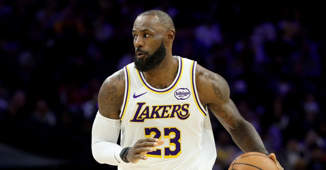 Los Angeles Lakers&#039; LeBron James dribbles the ball during the second half against the Philadelphia 76ers at Xfinity Mobile Arena, Philadelphia, U.S., Dec. 7, 2025. (AFP Photo)