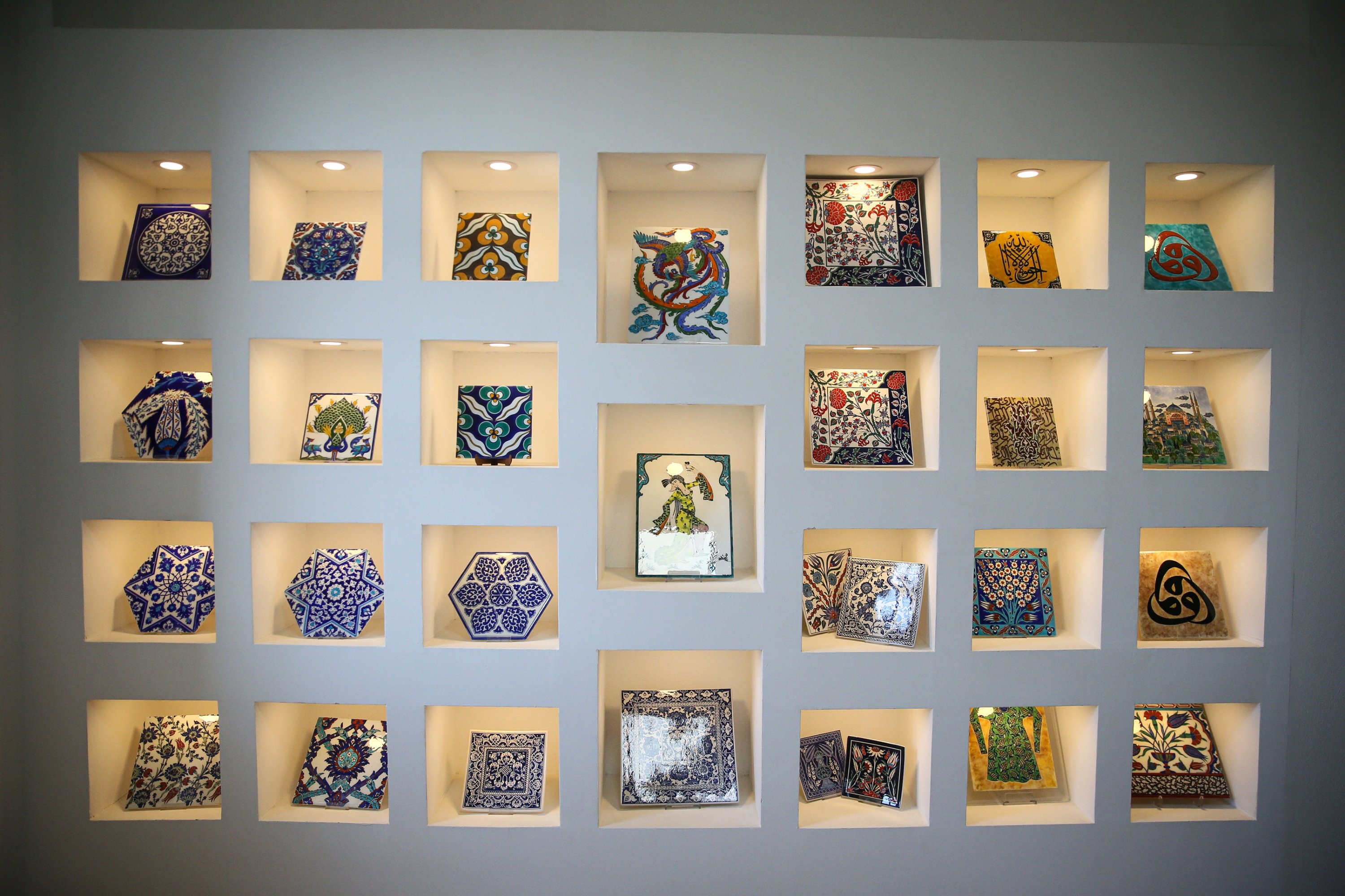 Se exhibe cerámica tradicional de Iznik producida por Iznik Mavi Çini, Bursa, Türkiye, 3 de diciembre de 2025. (Foto AA)