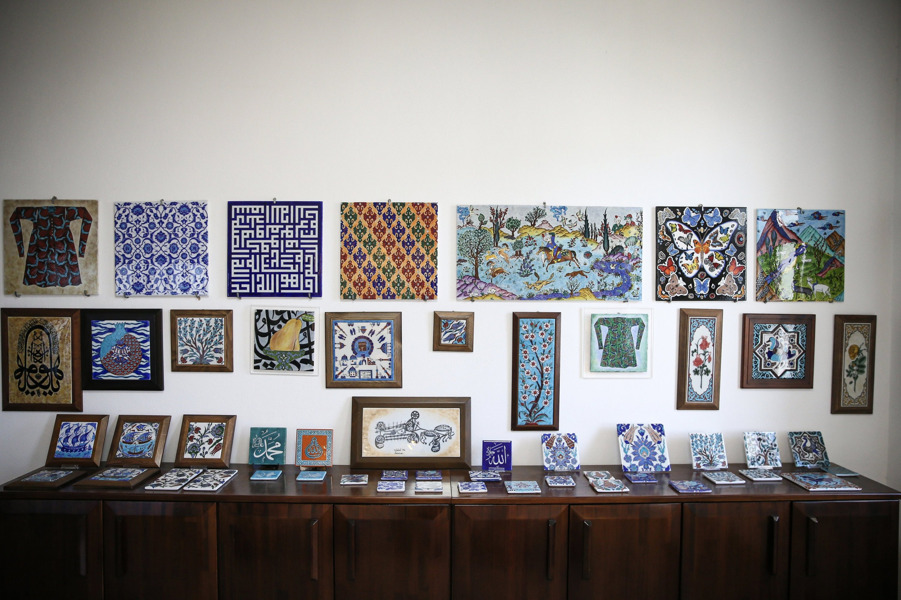 Se exhiben las obras con decoración cerámica tradicional de Iznik, Bursa, Türkiye, 3 de diciembre de 2025. (Foto AA)