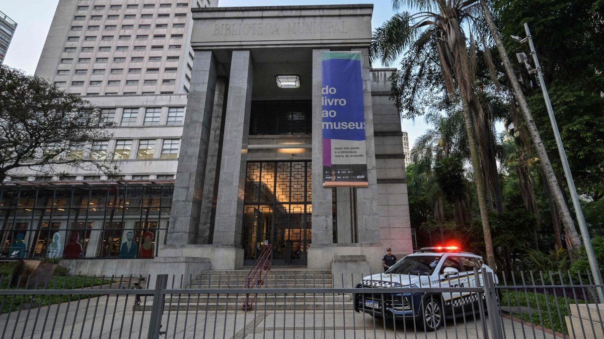 A Brazilian police patrol stands in front of the Mario de Andrade Public Library in downtown Sao Paulo, Brazil, Dec. 7, 2025. (AFP Photo)