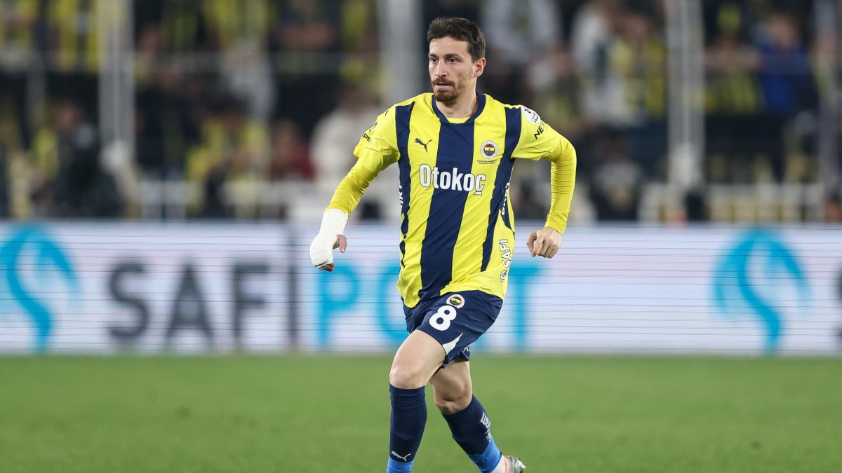 Fenerbahçe&#039;s Mert Hakan Yandaş controls the ball during the Turkish Süper Lig match against Samsunspor at Chobani Stadium, Istanbul, Türkiye, March 16, 2025. (Getty Images Photo)