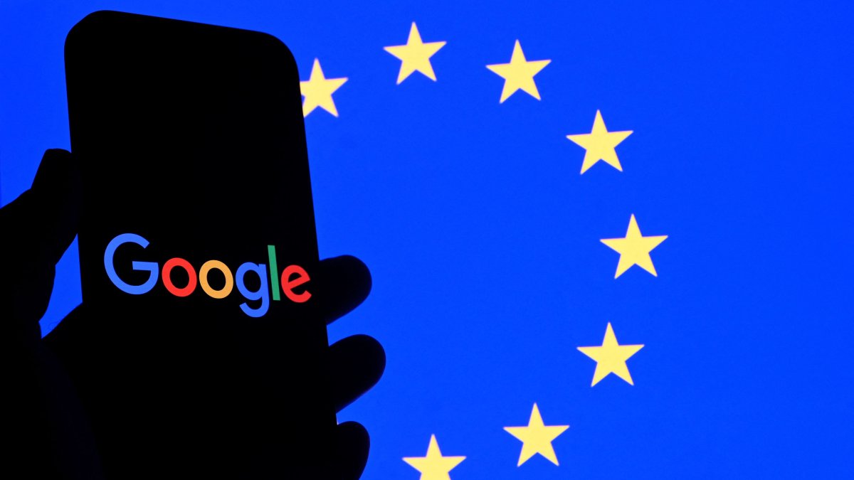 This illustration photograph shows the logo of Google displayed on a smartphone in front of an European Union flag in Brussels, Belgium, Sept. 29, 2025. (AFP Photo)
