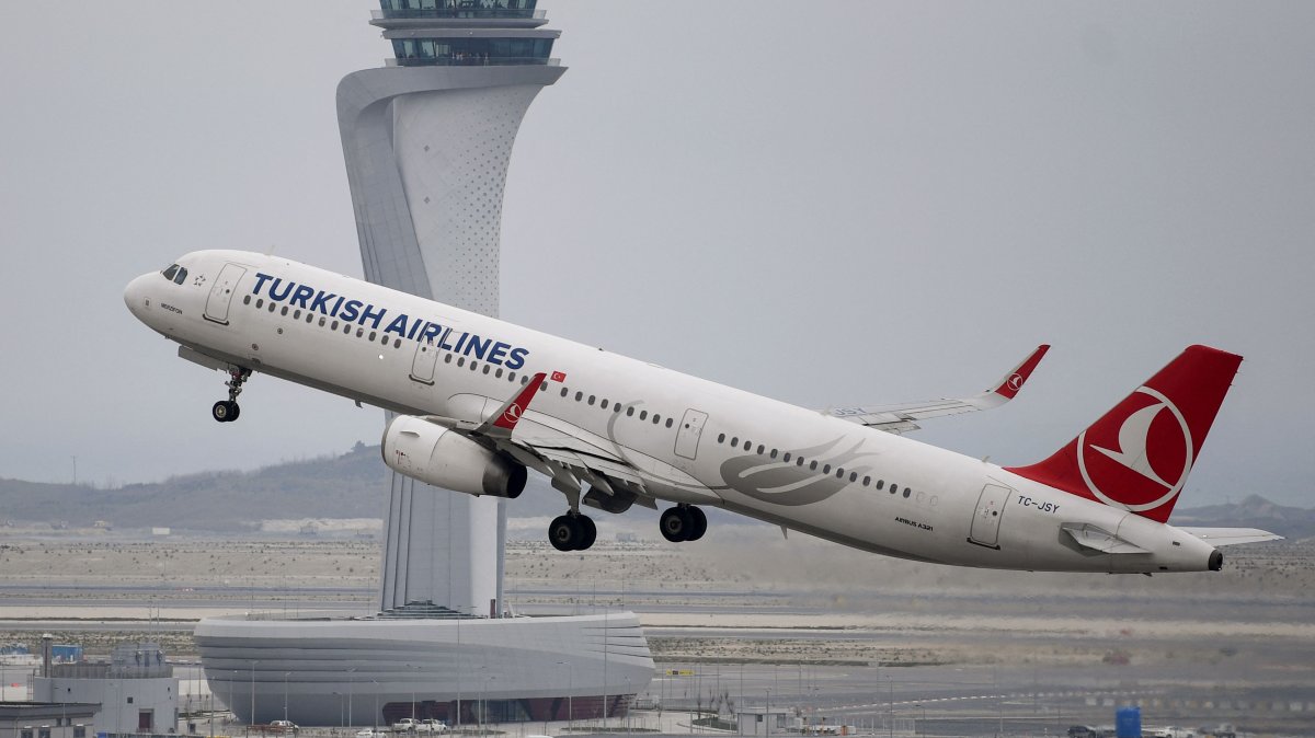 A Turkish Airlines Airbus A321 plane takes off in front of the control tower at Istanbul Airport, Istanbul, Türkiye, April 6, 2019. (AFP Photo)