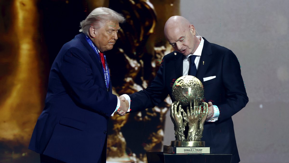 U.S. President Donald Trump receives the FIFA Peace Prize from FIFA President Giovanni Infantino during the FIFA World Cup 2026 Final Draw at the Kennedy Center in Washington D.C., Dec. 5, 2025. (EPA Photo)