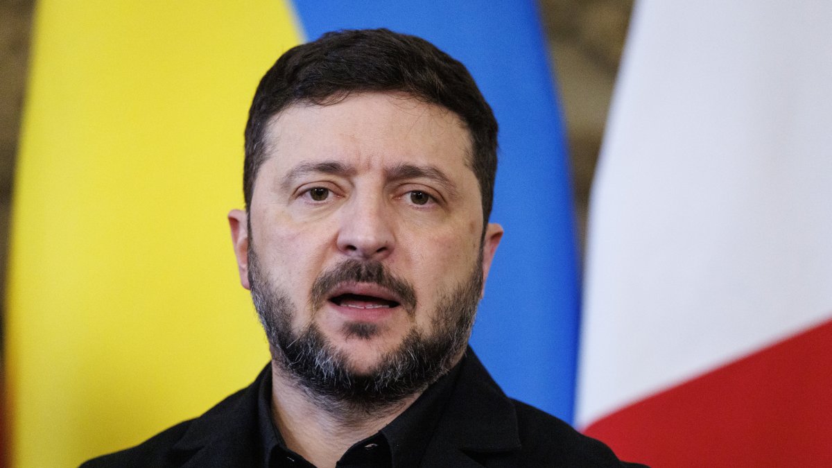 Ukraine&#039;s President Volodymyr Zelenskyy makes remarks as he meets to discuss negotiations in the ongoing peace talks aimed at ending Russia’s war in Ukraine, London, Britain, Dec. 8, 2025. (EPA Photo)