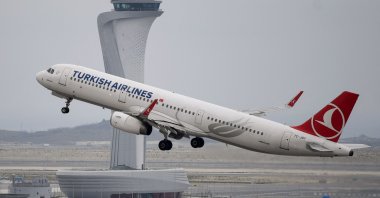 A Turkish Airlines Airbus A321 plane takes off in front of the control tower at Istanbul Airport, Istanbul, Türkiye, April 6, 2019. (AFP Photo)