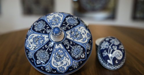 Iznik ceramics crafted into molded &quot;evani&quot; bowls are on display, Bursa, Türkiye, Dec. 3, 2025. (AA Photo)