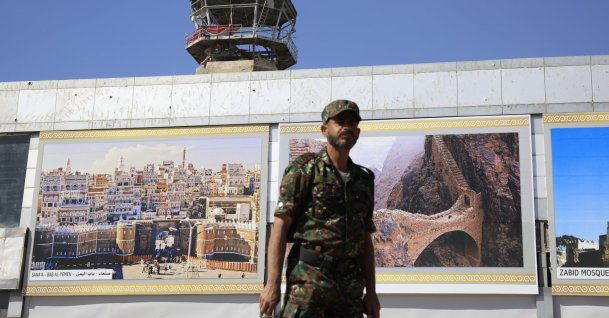  A Houthi soldier stands guard in front of the damaged control tower of Sana&#039;a airport, in Sana&#039;a, Yemen, Dec. 7, 2025. (EPA Photo)