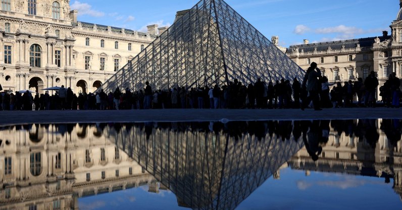 People stand outside the Louvre Museum, after French police arrested suspects in the Louvre heist case, Paris, France, Oct. 26, 2025. (Reuters Photo)