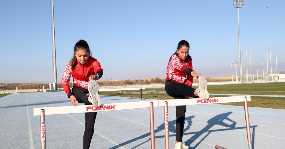 Türkiye record-holding national athletes Derya Kunur (R) and Elif Akçiçek continue their preparations as they chase another record at the European Cross Country Championships, Muş, Türkiye, Nov. 18, 2025. (AA Photo)
