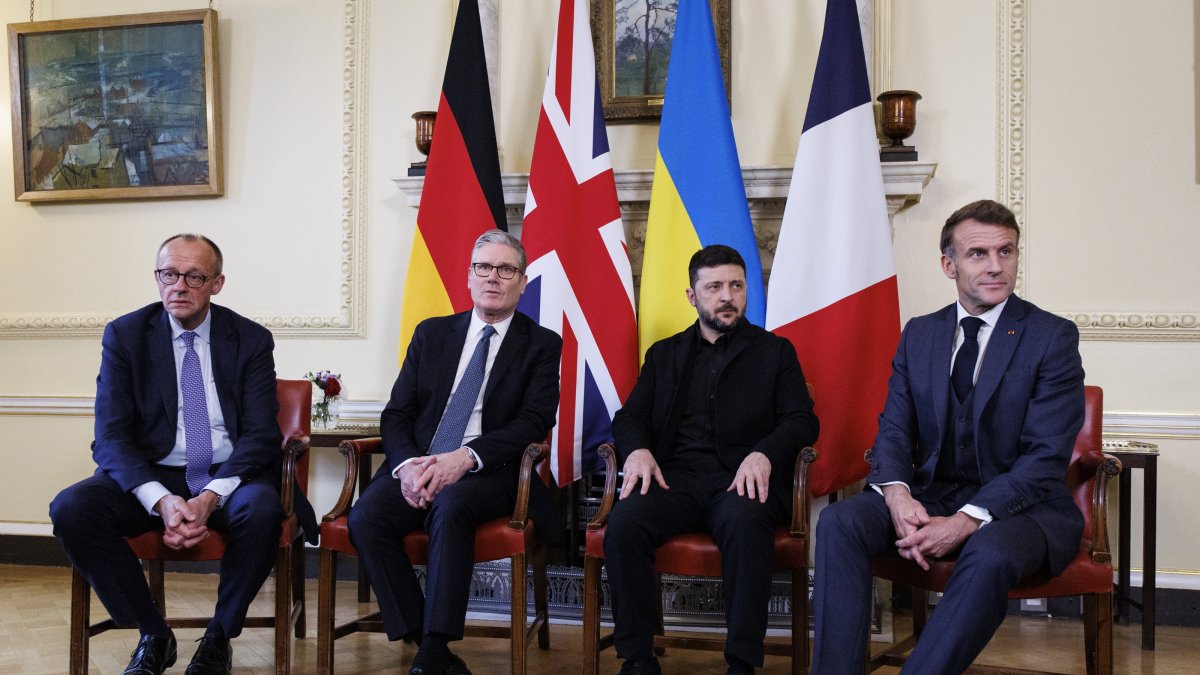 (L-R) German Chancellor Friedrich Merz, British Prime Minister Keir Starmer, Ukraine&#039;s President Volodymyr Zelenskyy and French President Emmanuel Macron at 10 Downing Street, London, U.K., Dec. 8, 2025. (EPA Photo)