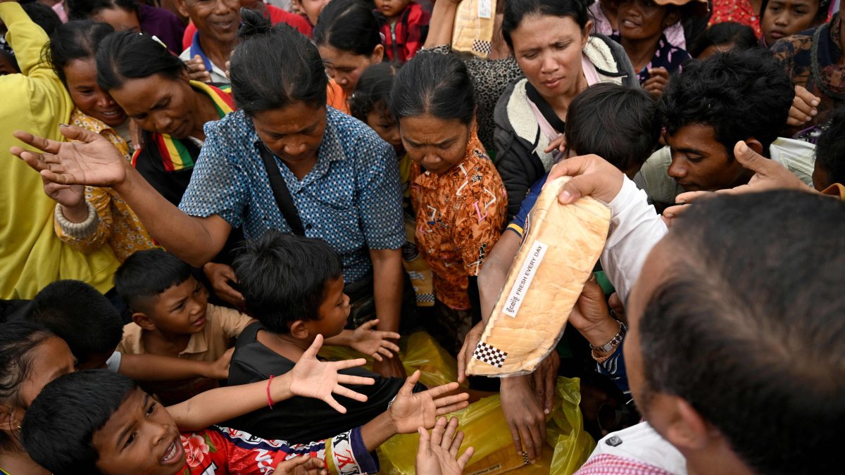 Families trapped in crossfire as Thai-Cambodian border fire escalates
