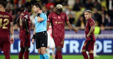 Galatasaray&#039;s Victor Osimhen (2nd R) checks on goalkeeper Uğurcan Çakır lying on the ground following an injury during the UEFA Champions League, league phase, match against Monaco at the Stade Louis II stadium, Monaco, Dec. 9, 2025. (AFP Photo)