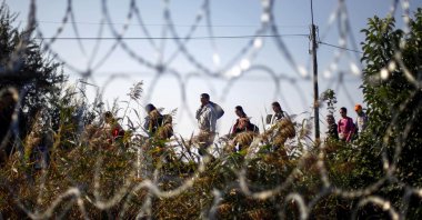Migrants arrive at the Hungarian border fence between Serbia and Hungary near Roszke, southern Hungary, Sept. 13, 2015. (AP File Photo)