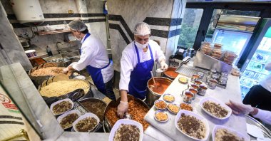  Egyptian chefs prepare a traditional dish in Arabic known as Koshary at Abou Tarek restaurant downtown Cairo, Dec. 10, 2025. (AFP Photo)