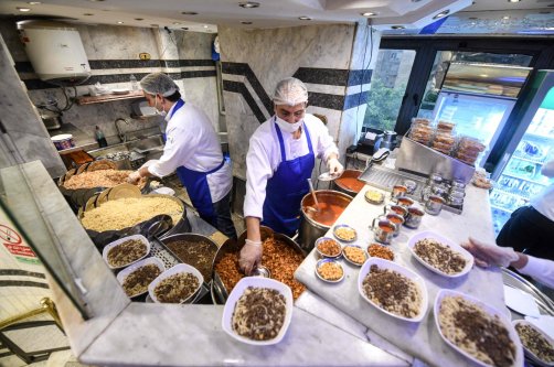 Egyptian chefs prepare a traditional dish in Arabic known as Koshary at Abou Tarek restaurant downtown Cairo, Dec. 10, 2025. (AFP Photo)