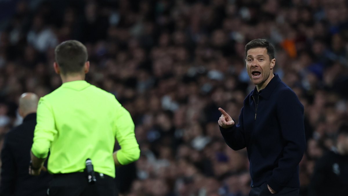 Real Madrid&#039;s head coach Xabi Alonso (R) gestures during the UEFA Champions League match against Manchester City, Santiago Bernabeu stadium, Madrid, Spain, Dec. 10, 2025. (EPA Photo)