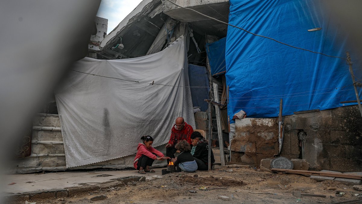 A Palestinian father and his children warm themselves by the fire outside their family&#039;s destroyed home during cold winter weather, in the Sheikh Radwan neighborhood during the Gaza cease-fire, Gaza City, Palestine, Dec. 2025. (EPA Photo)