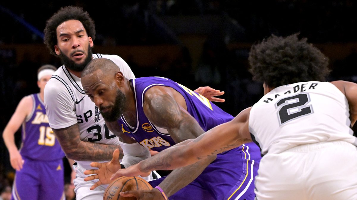San Antonio Spurs&#039; Julian Champagnie (L) and guard Dylan Harper (R) defend Los Angeles Lakers forward Lebron James during the second half at Crypto.com Arena, Los Angeles, U.S., Dec. 10, 2025. (Reuters Photo)