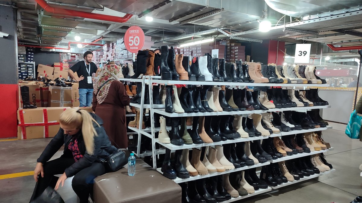 Shoppers pick boots at a mall in Istanbul, Türkiye, Dec. 6, 2025. (IHA Photo)