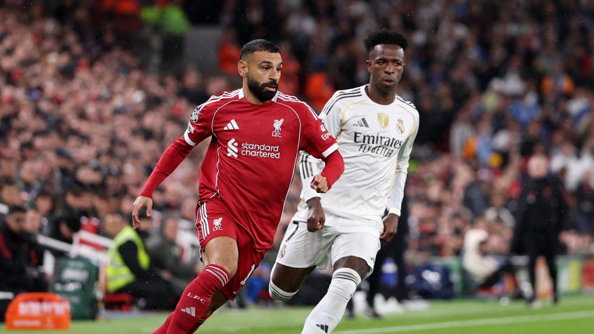 Liverpool&#039;s Mohamed Salah (L) breaks away from Real Madrid&#039;s Vinicius Junior during the UEFA Champions League, league phase MD4 match between Liverpool FC and Real Madrid C.F. at Anfield,  Liverpool, U.K., Nov. 4, 2025. (Getty Images Photo)