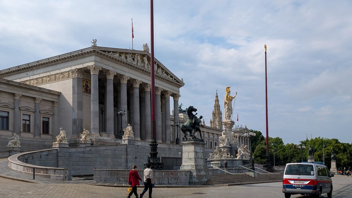 A police vehicle is stationed outside the Parliament of Austria during regular patrol duty in Vienna, Austria, June 8, 2025. (Reuters File Photo)