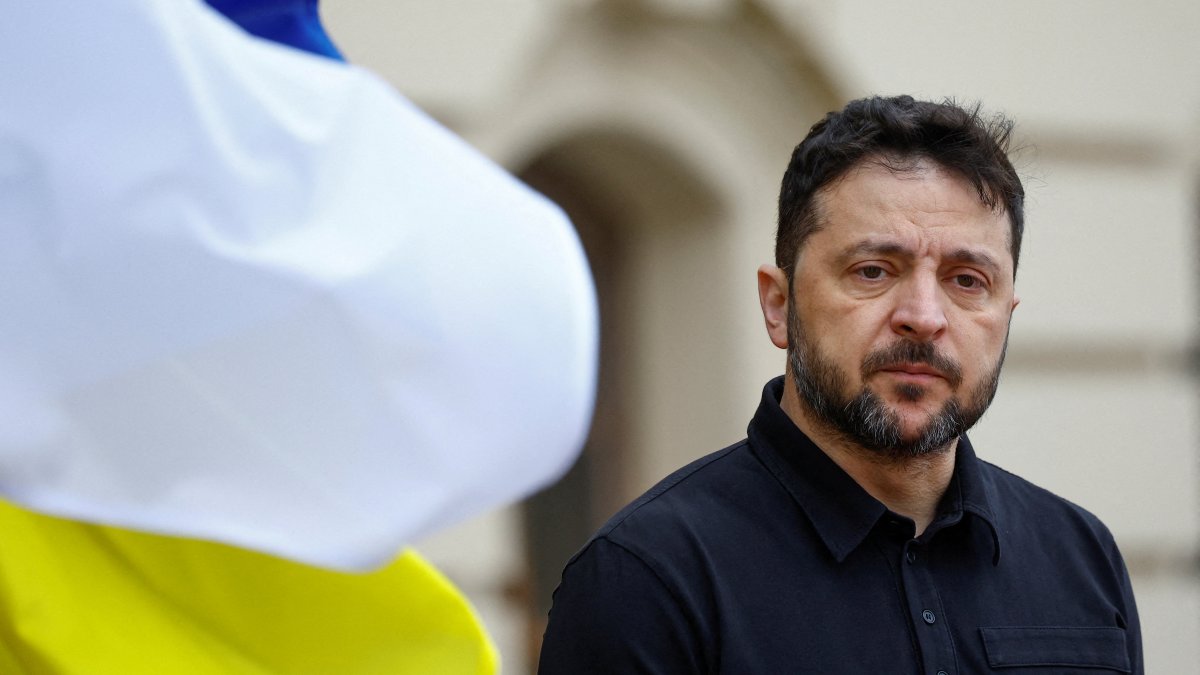 Ukraine&#039;s President Volodymyr Zelenskyy waits to welcome Greek Cypriot leader Nikos Christodoulides, Kyiv, Ukraine, Dec. 4, 2025. (Reuters Photo)