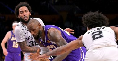 San Antonio Spurs&#039; Julian Champagnie (L) and guard Dylan Harper (R) defend Los Angeles Lakers forward Lebron James during the second half at Crypto.com Arena, Los Angeles, U.S., Dec. 10, 2025. (Reuters Photo)
