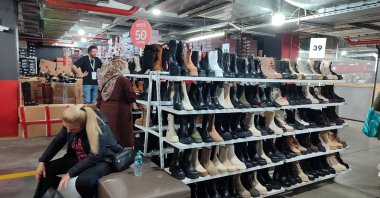 Shoppers pick boots at a mall in Istanbul, Türkiye, Dec. 6, 2025. (IHA Photo)